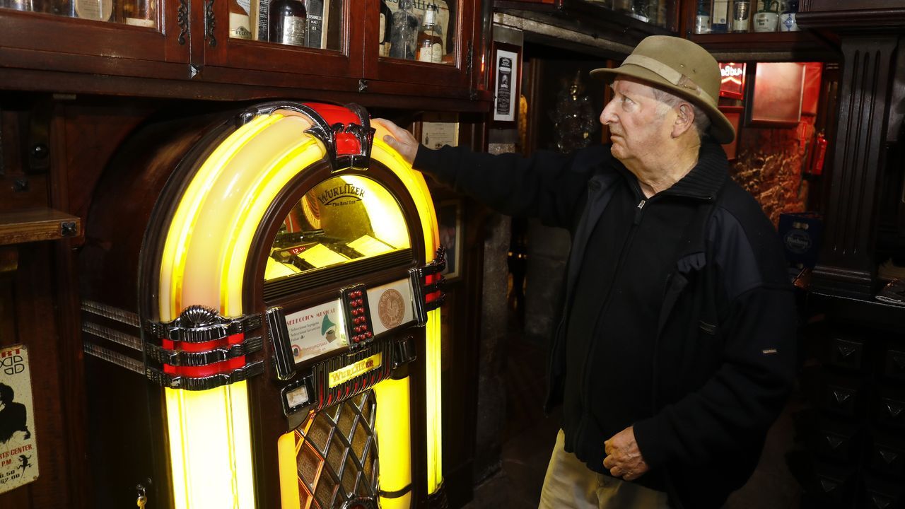 Ambiente navide�o en la plaza de Lugo, en A Coru�a.La vivienda qued� calcinada, pero los bomberos consiguieron salvaguardar la anexa