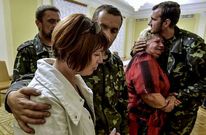 Militares ucranianos se reencuentran con sus familias tras ser liberados de los prorrusos. 