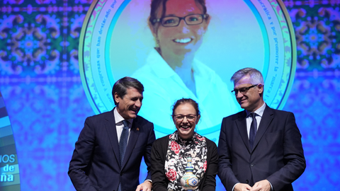 El delegado del gobierno en Andaluc�a, Pedro Fern�ndez (i) entrega el galard�n a la directora de elDiario.es Lucrecia Hevia(c). A 12 de diciembre de 2024. En Sevilla, Andaluc�a (Espa�a). El acto de entrega de los XX Premios Plaza de Espa�a ha tenido lugar en el sal�n de actos de la Fundaci�n Cajasol, presidido por el delegado del Gobierno, Pedro Fern�ndez. Este evento destac� a los galardonados en diversas categor�as, celebrando logros importantes en la comunidad.