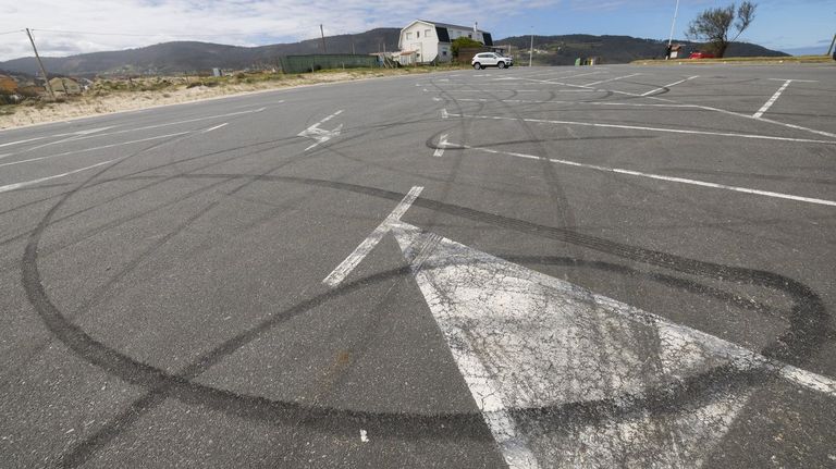 La explanada de acceso a la playa de Razo, en Carballo, vuelve a ser escenario de trompos y derrapadas