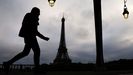 Un hombre camina por París, cerca de la Torre Eiffel