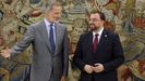 El rey Felipe VI recibe al presidente del principado de Asturias, Adrián Barbón, este lunes en el palacio de la Zarzuela en Madrid