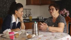 Dorita y la concejala Isabel Pregal compartiendo un caf en la casa de la mujer mayor, que vive sola en una aldea de Ponte Caldelas.