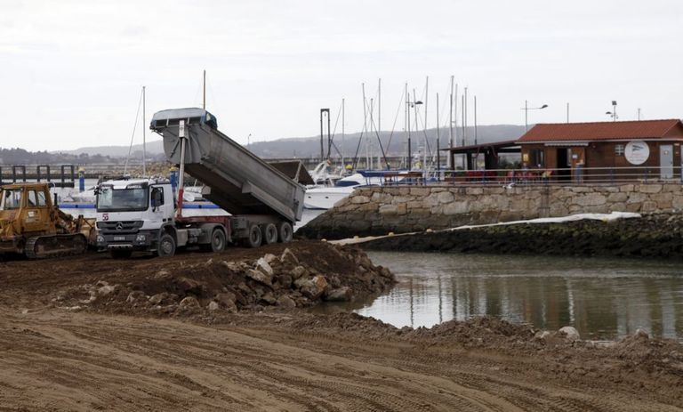 <span lang="es-es">A buen ritmo</span>. El relleno de 3.500 metros cuadrados que se está realizando avanza a buen ritmo y la previsión de los responsables del proyecto es tenerlo finalizado en tres meses.