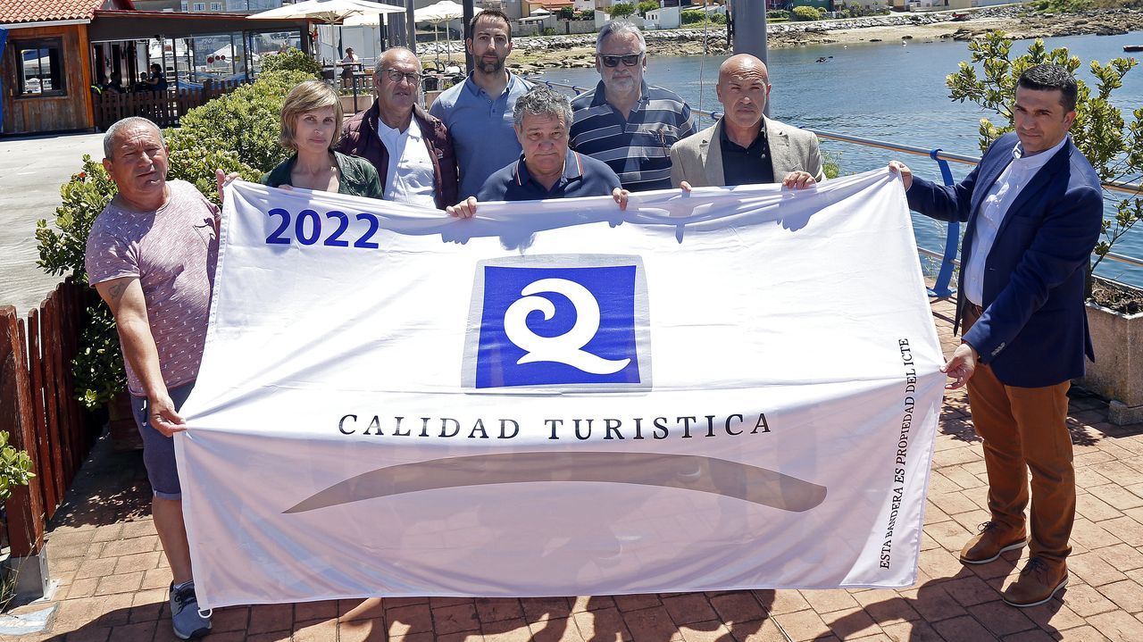 Pedro Prez, a la izquierda, en la inauguracin del furancho de O Currio