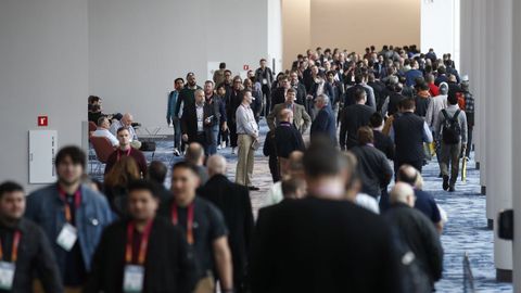 Asistentes se reúnen en el Salón Internacional de la Electrónica 2023 en Las Vegas, la mayor feria anual de tecnología de consumo del mundo