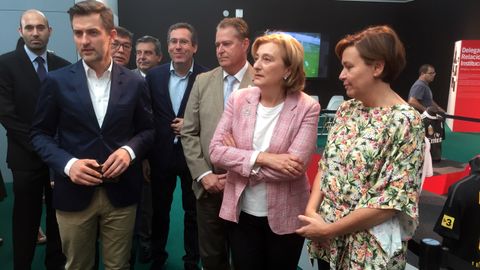 La delegada del Gobierno, Delia Losa, entre Jos� Mar�a P�rez (PSOE) y la alcaldesa de Gij�n, Carmen Moriy�n, durante su visita a la Feria de Muestras