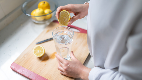 �Vale la pena a�adir lim�n a un vaso de agua?