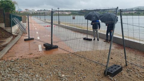 La valla fue puesta por el gobierno local a finales de octubre cuando Costas le anunci que tena que ocuparse del nuevo tramo.