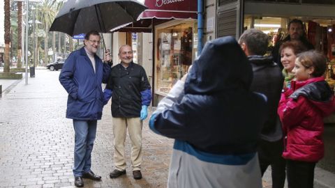 Rajoy, sacndose una foto con un pulpeiro en Pontevedra el da 30