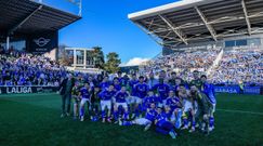 La plantilla del Real Oviedo celebra junto a su aficin el triunfo ante el Burgos