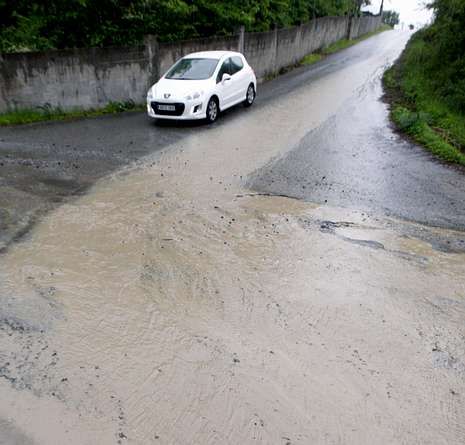 accidente de moto en sarria.Imagen de archivo de aguas de escorrent�a de las obras del corredor en la zona de As Barrioncas.