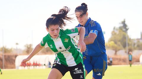 Gema Gins, de azul, disputa un baln durante el Real Betis-Real Oviedo