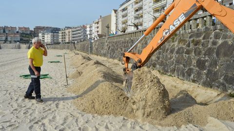 Trabajos de colocacin de los puntos wifi y cmaras de la playa de Silgar, en Sanxenxo