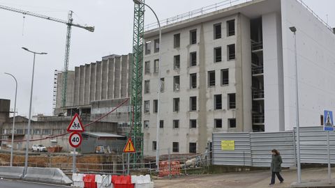 En la imagen (a la derecha), el primero de los tres módulos que conformarán el edificio «Este», donde se ubicará las urgencias, la uci, nefrología, pediatría y farmacia, entre otros servicios