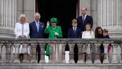 Jubileo de platino. La duquesa de Cornwall, el prncipe Carlos, Isabel II, el prncipe George, el prncipe Guillermo, la princesa Charlotte, el prncipe Louis y la duquesa de Cambridge, este domingo en el balcn del palacio de Buckingham en la clausura de los festejos por los 70 aos de Isabel II en el trono britnico.