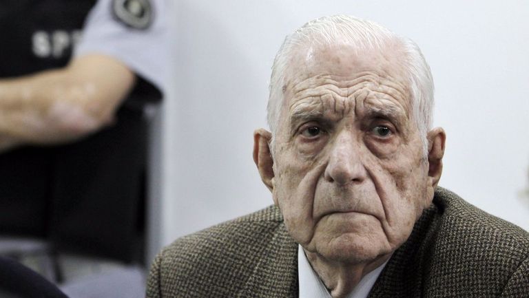 Imagen del 23 de agosto de 2012 del último dictador argentino, Reynaldo Bignone, durante un juicio en Buenos Aires por los crímenes del plan Cóndor