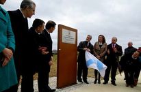 Las autoridades descubren la placa conmemorativa en la reciente inauguracin del puerto seco