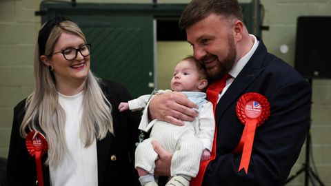 Chris Webb, junto a su mujer y a su hijo, tras ganar las elecciones