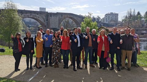 El PSOE present su candidatura a los pies del puente romano