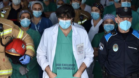 Imagen del minuto de silencio que guardaron los profesionales del Chuac y las fuerzas de seguridad en abril del 2020 ante el Hospital A Coruña por las víctimas del covid