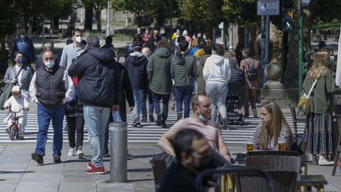 Imagen de archivo de personas paseando cerca de la Alameda de Santiago