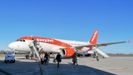 Imagen del desembarque reciente de pasajeros gallegos en el aeropuerto de Santiago, en un vuelo de EasyJet desde Ginebra. Esta compañía es la más usada desde esta ciudad y desde Basilea. 