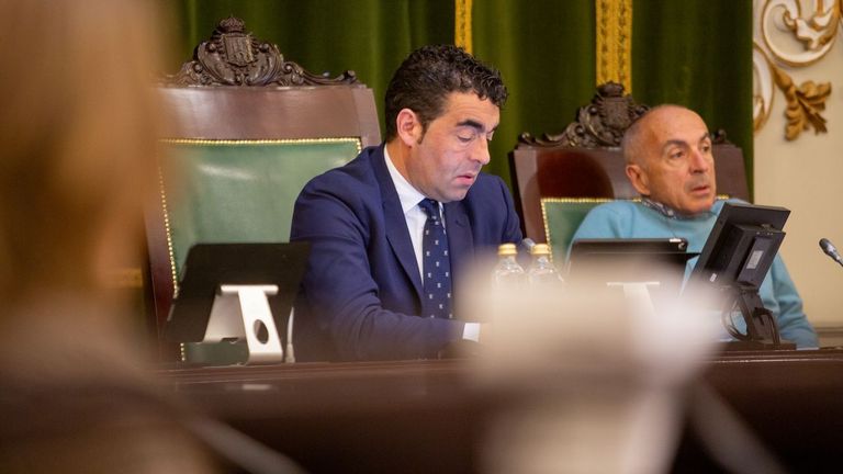 El pleno de la Diputación exige el cese del ministro Óscar Puente por el «maltrato e discriminación coa provincia de Pontevedra»