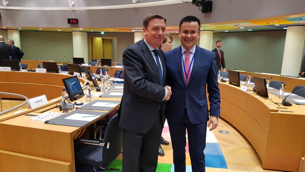 Varios proyectos urbanísticos coinciden en el Alto de Perillo.El bajo comercial en el que abría la emblemática pastelería Ramos se ha rebajado un 30% y ahora se alquila por 650 euros al mes