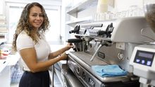 Paola Navarro, en la cafeter�a del CIFP de Ribadeo, que dirige desde hace diez a�os