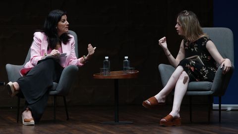 De izquierda a derecha, María Ruiz, diputada de Vox por Madrid, y Elisabeth Duval, portavoz de Sumar en materia de feminismo en un debate organizado por Efe