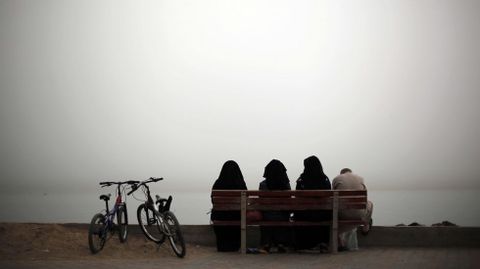 Un grupo de palestinos sentados en la costa del mar Mediterrneo en Gaza, que registra temperaturas de ms de 40 grados. 