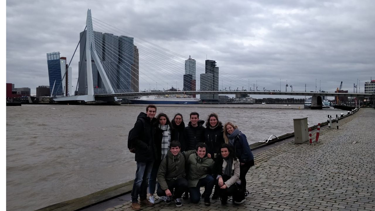 La asturiana Sara Panizo con su grupo de amigos