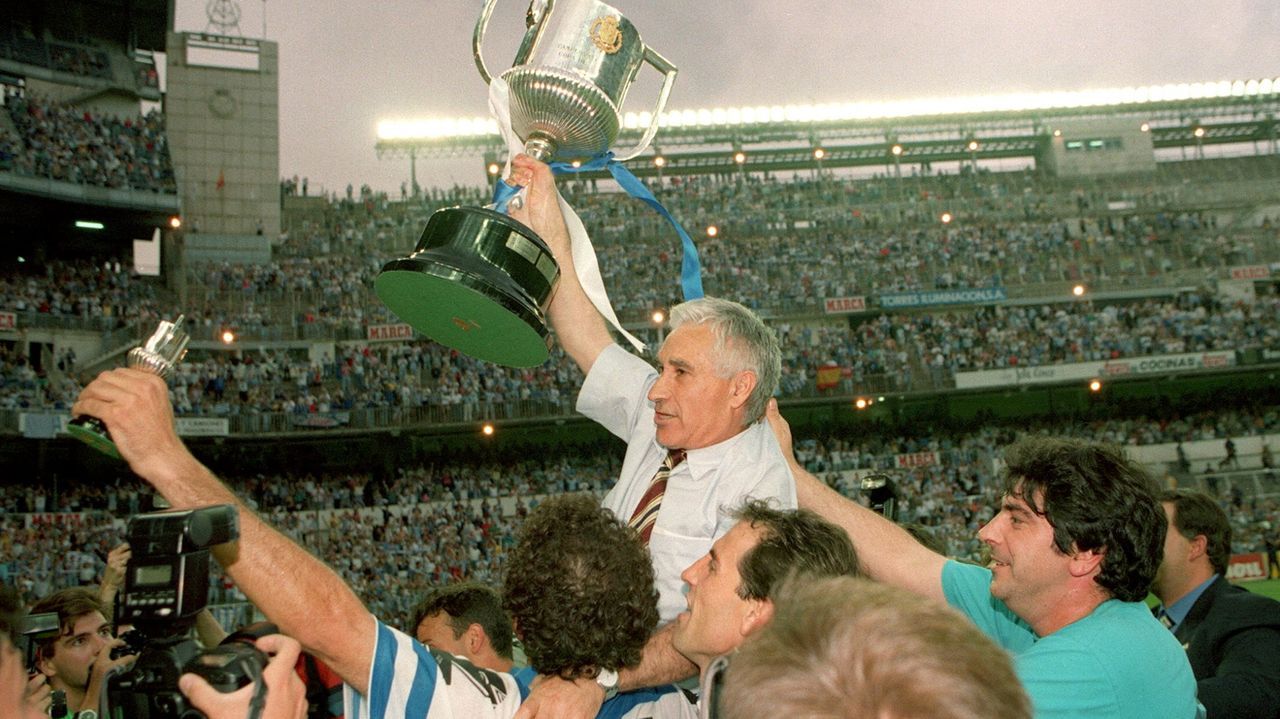 Arsenio Iglesias,�91 a�os de leyenda deportivista.V�ctor Garc�a, junto a H�ctor Hern�ndez, en un entrenamiento del Deportivo en Abegondo