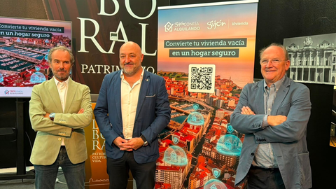 El director gerente de EMVISA, �ngel Valiente; el concejal de Servicios Sociales, Vivienda y Cooperaci�n, Guzm�n Pend�s; y el diputado del PP en la Junta General, Jos� Agust�n Cuervas-Mons, durante la presentaci�n de 'Gij�n Conf�a Alquilando'