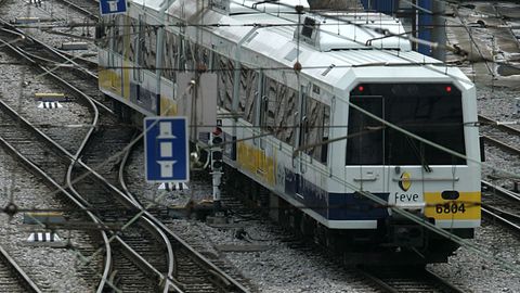 Un tren de cercanías, en la estación de Santander