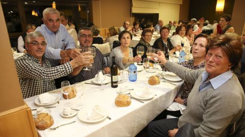 La asociacin contra el cncer de Coristanco celebr el sbado su cena benfica