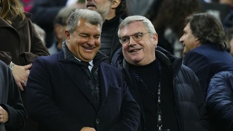 Laporta, junto al presidente del Cdiz, Manuel Vizcano, en el palco del Camp Nou