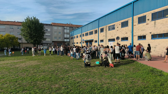 Acto de recogida de firmas en el CEIP A Solaina de Nar�n.