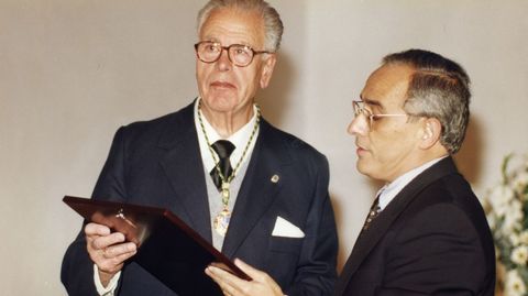 Xerardo Estévez entregó a Manuel Remuñán Ferro (izquierda) la Medalla de Ouro da Cidade de Santiago hace ahora 25 años
