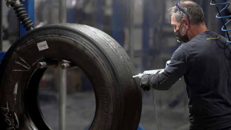 Un operario trabaja en una fábrica de recauchutado de Asturias