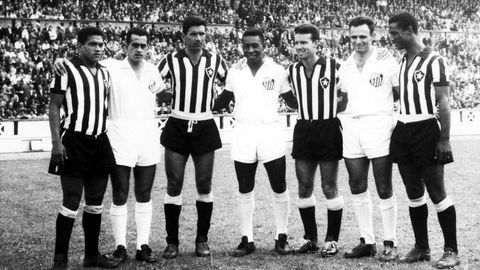 De izquierda a derecha: Garrincha, Zito, Nilton Santos, Pelé, Zagallo, Pepe y Didí posando durante la disputa de la final del Teresa Herrera entre el Santos y el Botafogo en 1959. Todos ellos habían sido campeones del mundo un año antes en el Mundial disputado en Suecia. 