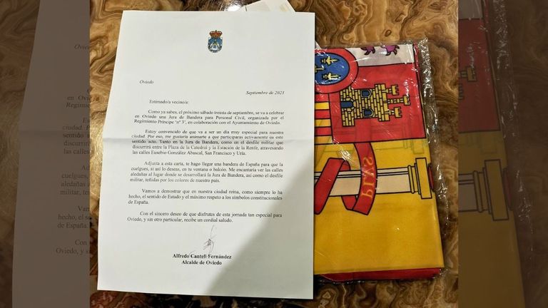 La bandera y carta recibidas por una vecina de Oviedo para el desfile militar del sábado