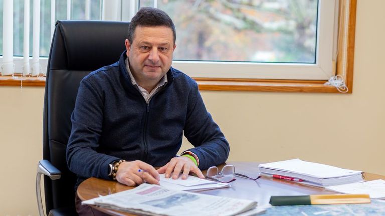 Multan por desobediencia al alcalde de Cuntis por no entregar los terrenos de la piscina municipal a la empresa del balnerario: «Non podo pechar unha instalación sen ter outra»