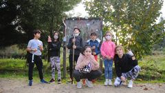 Un grupo de escolares que realizan el Camino de Santiago ms sostenible, recogiendo los desperdicios