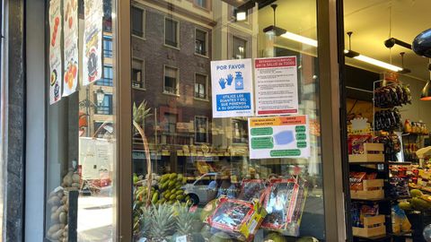 Carteles de informaci�n en una tienda de Oviedo