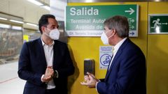 Ignacio Aguado y ngel Garrido, en la controvertida inauguracin de un dispensador de gel hidroalcohlico en Madrid