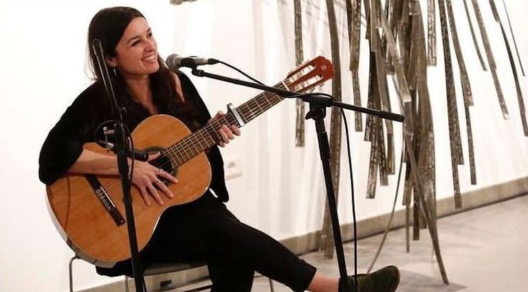 La cantante Sara Casas con la guitarra que le robaron