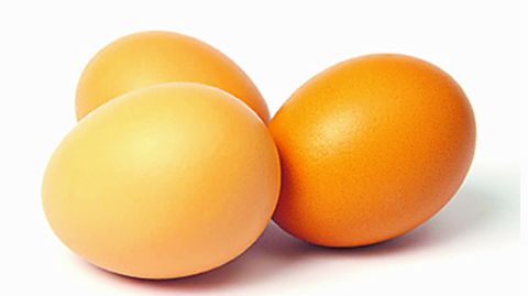 Huevos. Depende de la forma en la que se cocinen, pero cocidos, 200 caloras equivalen a tres huevos.