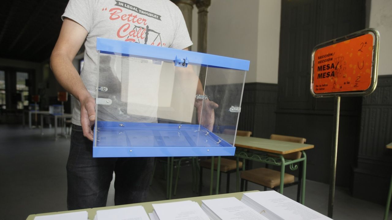 Imagen de archivo de urnas para unas elecciones en A Mari�a